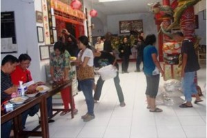 Pembagian sembako di klenteng Kun An Tong